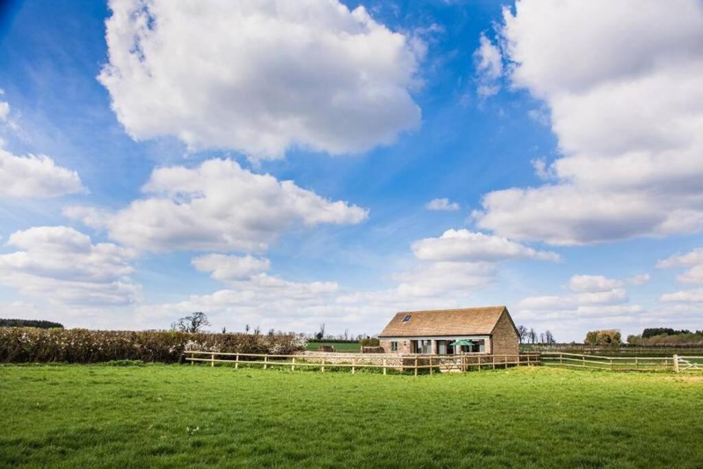 Kemble Secluded Romantic Cotswolds Barn - Sleeps 2 To 4 - Near Cirencester - Dog Friendly 빌라 외부 사진