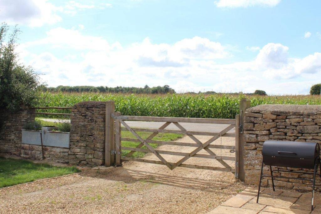 Kemble Secluded Romantic Cotswolds Barn - Sleeps 2 To 4 - Near Cirencester - Dog Friendly 빌라 외부 사진