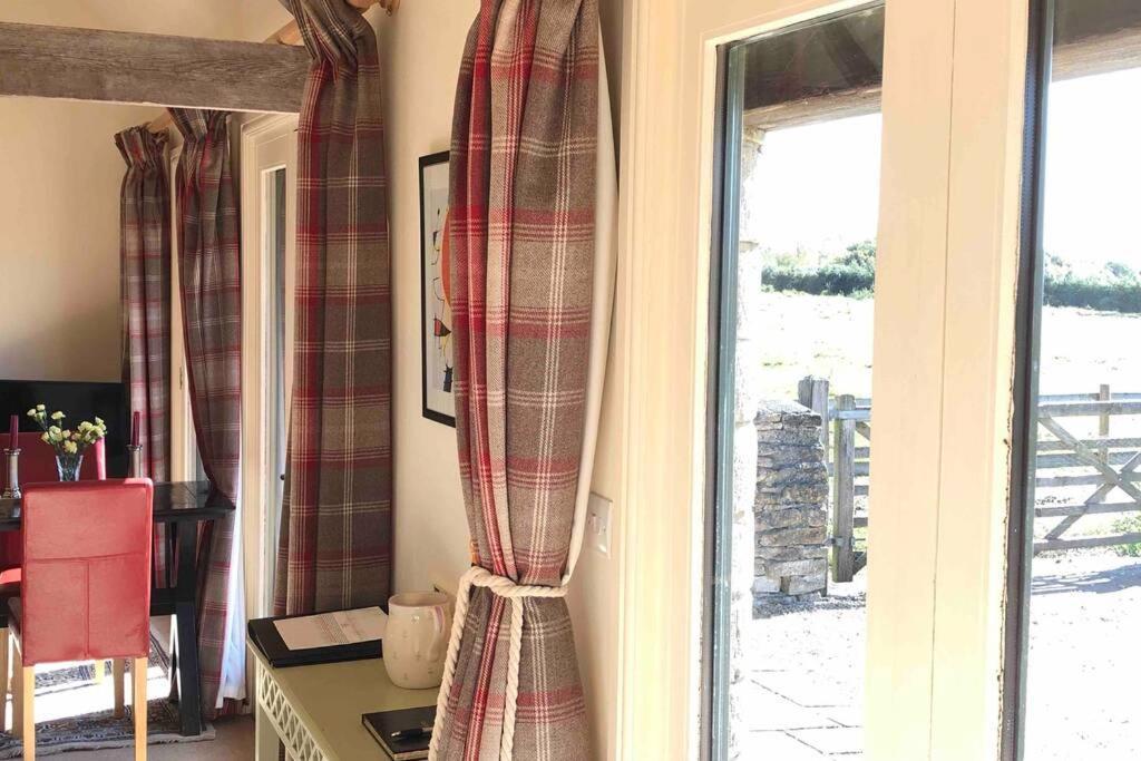 Kemble Secluded Romantic Cotswolds Barn - Sleeps 2 To 4 - Near Cirencester - Dog Friendly 빌라 외부 사진