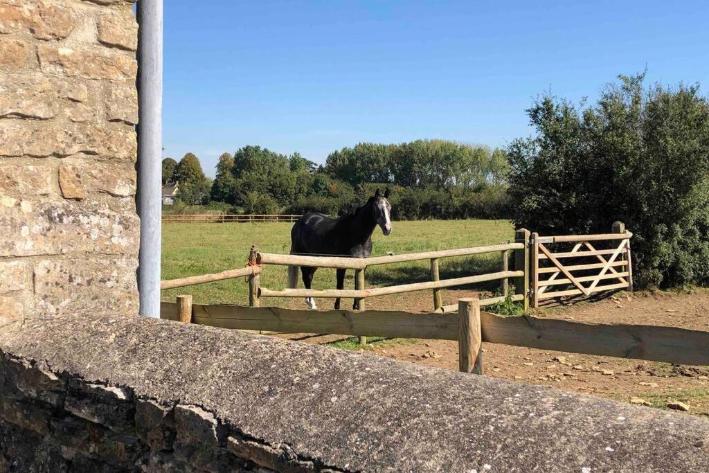 Kemble Secluded Romantic Cotswolds Barn - Sleeps 2 To 4 - Near Cirencester - Dog Friendly 빌라 외부 사진